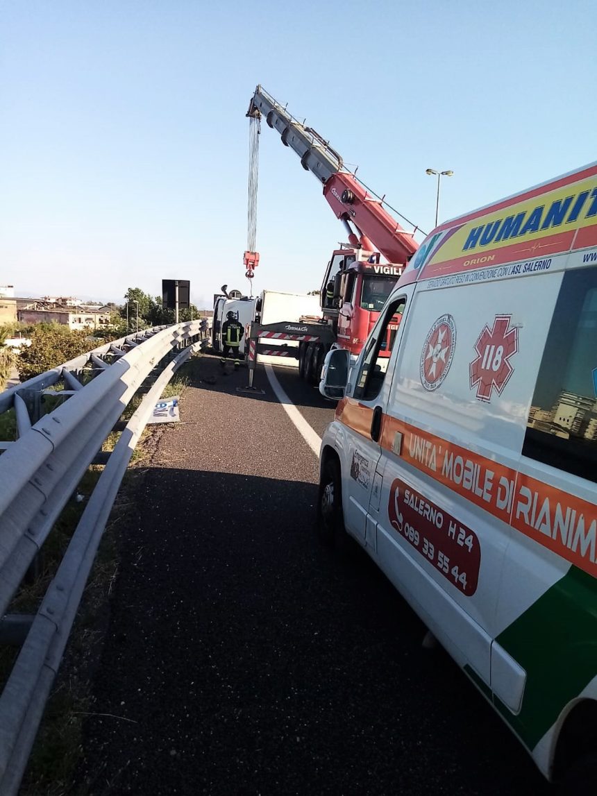 Tangenziale, incidente con ribaltamento